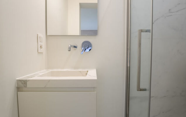 Chateauneuf with parking - Photo 18